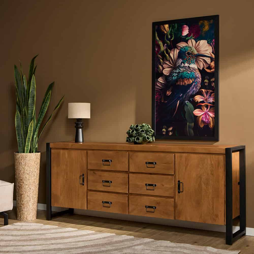 Verrijdbare houten dressoirkast met zwart metalen frame en natuurlijke afwerking, geschikt voor moderne woonkamers en entreegebieden, handgemaakte meubelstuk met vintage uitstraling.