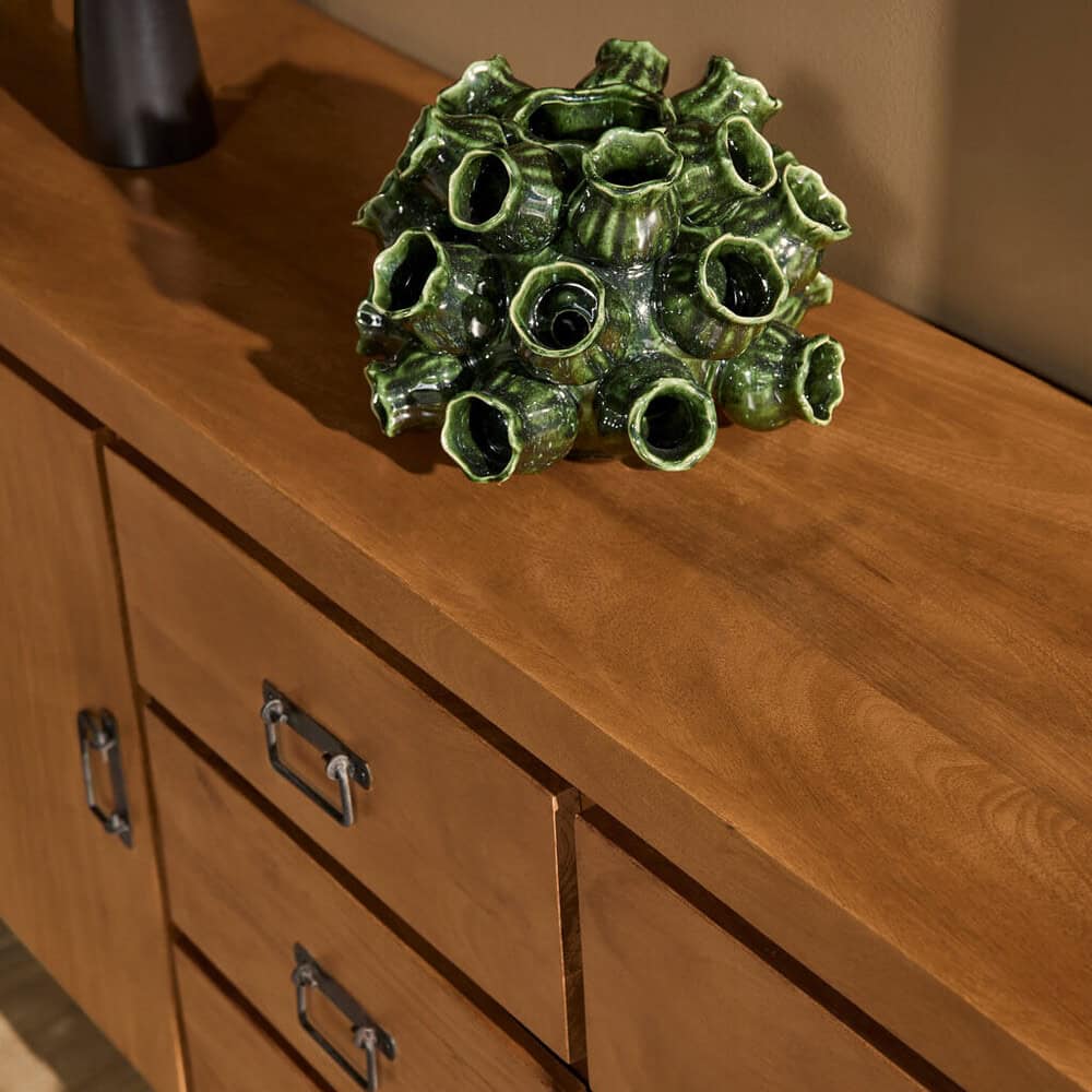 Oker kleurige houten dressoir met metalen handgrepen, vintage meubelstuk geschikt voor woon- en eetkamers.