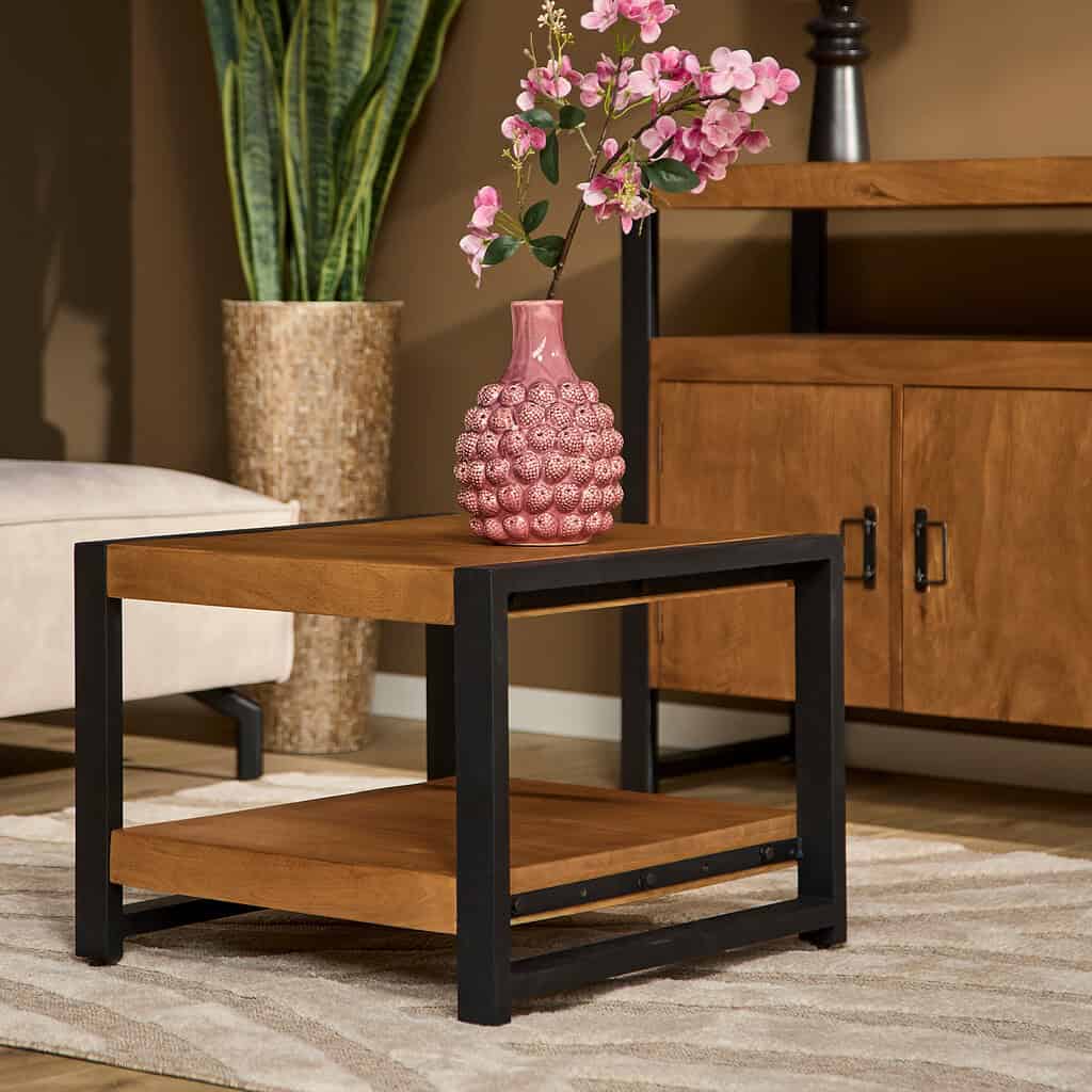 Rustieke salontafel met houten blad en zwart metalen frame, modern industrieel ontwerp, perfect voor woonkamers, afgebeeld met decoratieve vaas en planten, van Mokana Meubelen.
