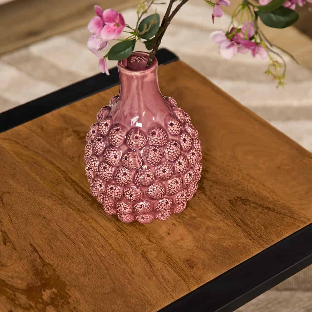 Romantische keramische roze vaas met fruitmotief, perfect voor woondecoratie en stijlvolle interieurs.