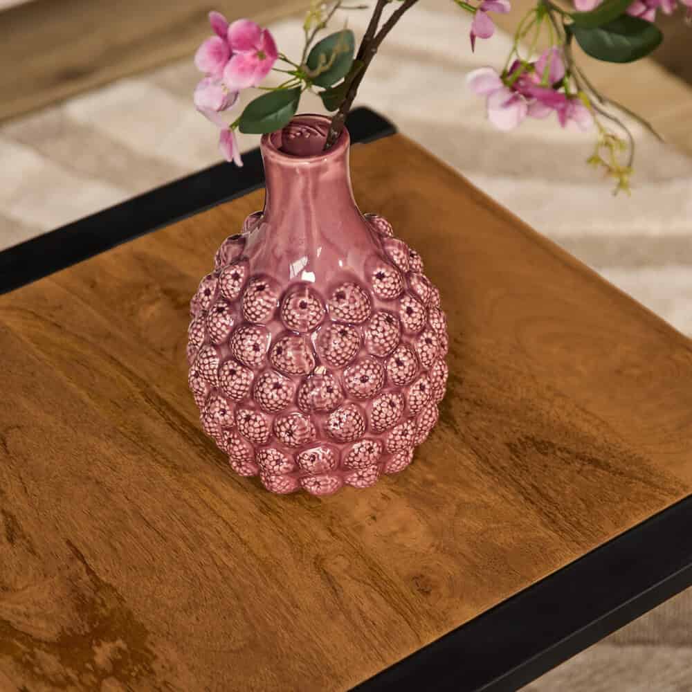 Kruikige roomvasen met roze glazuur en decoratieve patronen, perfect voor een landelijke of vintage interieurstijl.