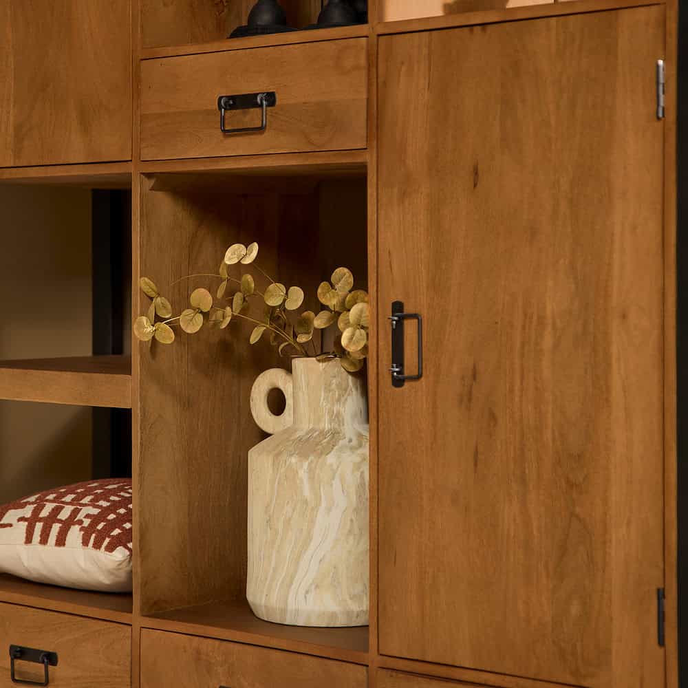Elegante houten woonkamerkast met open vak voor decoraties en opbergvakken, gemaakt van hoogwaardig massief hout, perfect voor een moderne en warme woonstijl.