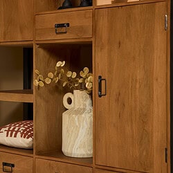 Modern houten woonkamerkast met open en gesloten opbergruimte, ideaal voor interieur styling en opbergen van decoraties en textiel.