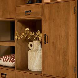 Elegante houten woonkamerkast met open vak voor decoraties en opbergvakken, gemaakt van hoogwaardig massief hout, perfect voor een moderne en warme woonstijl.