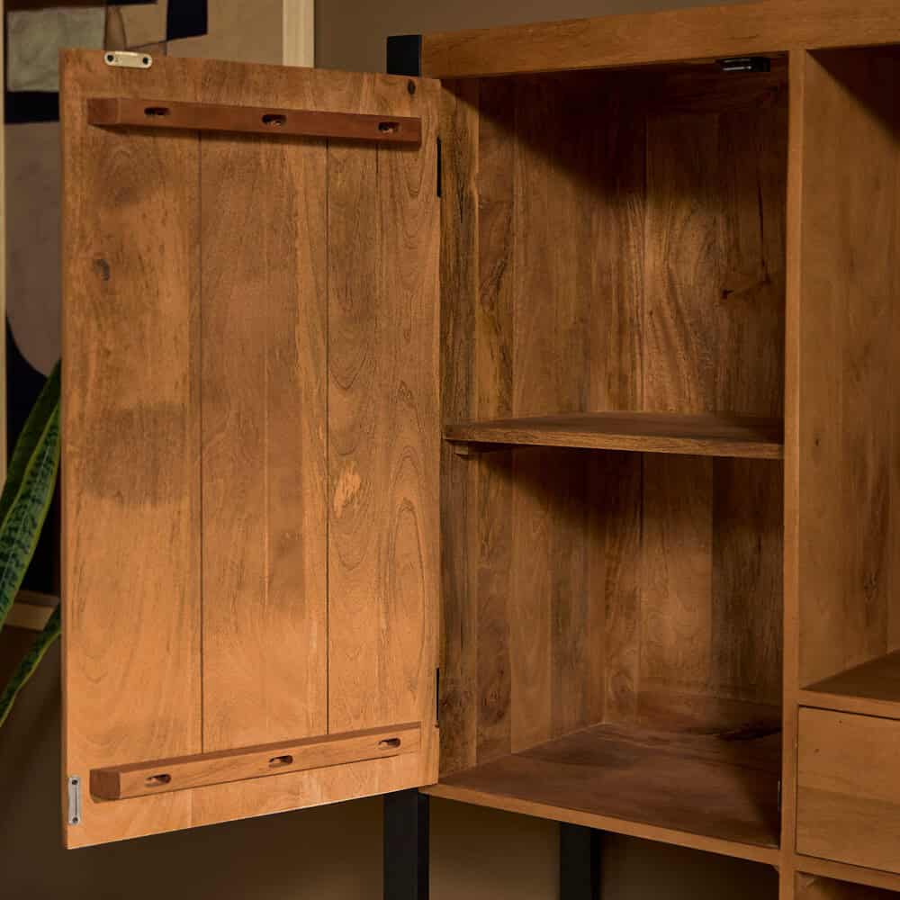 Elegante houten kast met natuurlijke afwerking, geschikt voor moderne interieurs en opbergruimte, ontworpen door Mokana Meubelen.