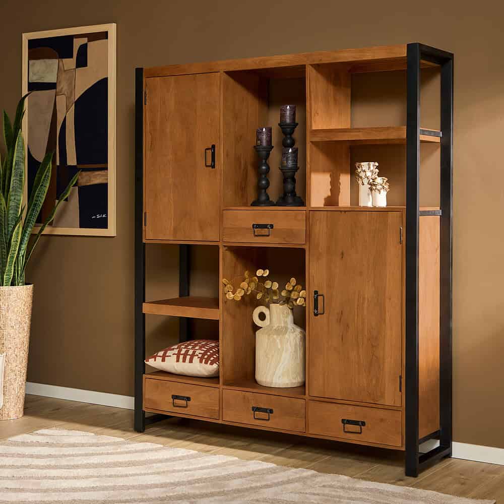 Elegante houten en metaal industriële boekenkast en opbergkast met meerdere vakken en lades voor stijlvolle woondecoratie.