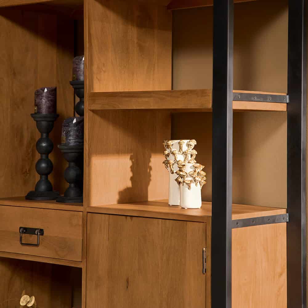 Elegante houten boekenkast met metalen frame, ideaal voor modern interieur en opbergen van boeken en decoraties.