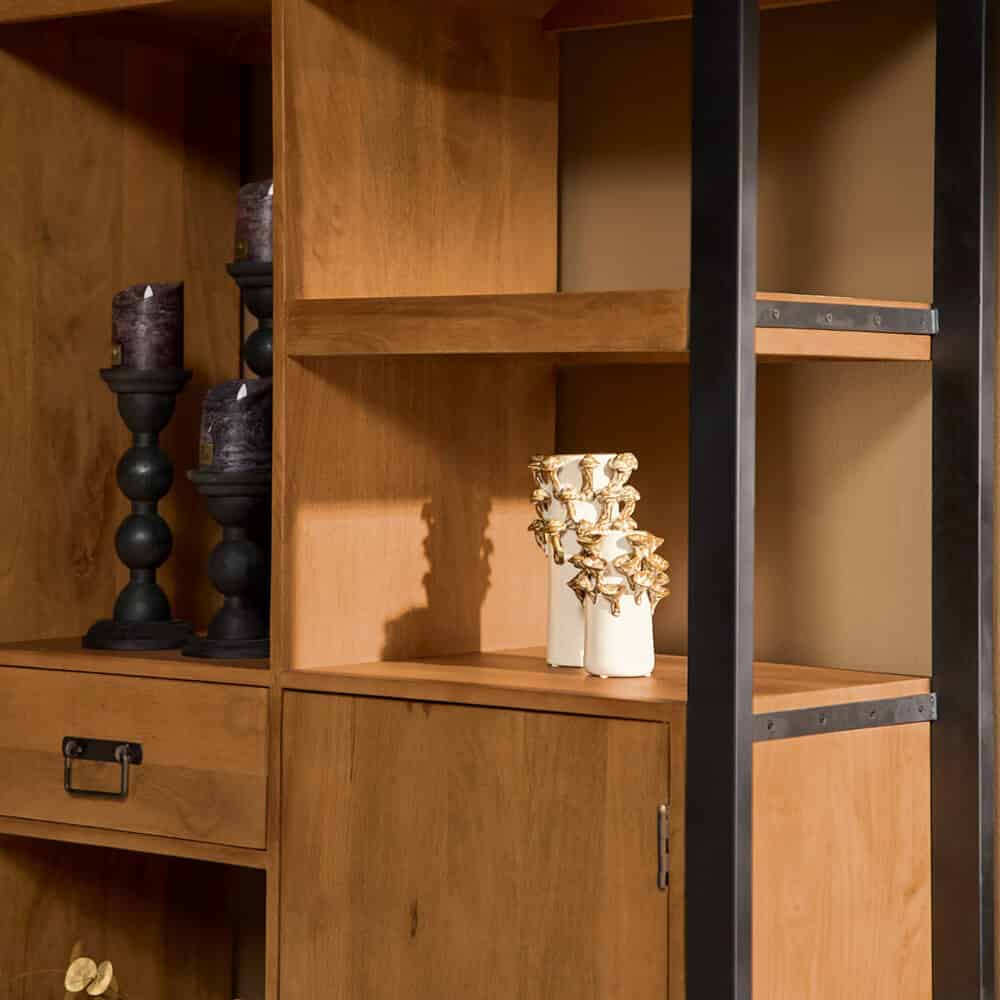 Elegant houten wandkast met metalen accenten, perfect voor modern interieur en opbergen van decoratieve objecten. Licht hout en industrieel design vormen een stijlvolle combinatie.