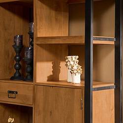 Elegante houten boekenkast met metalen frame, ideaal voor modern interieur en opbergen van boeken en decoraties.