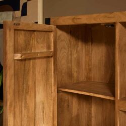 Robuuste houten kast met natuurlijke afwerking, perfect voor duurzaam en stijlvol meubilair bij Mokana Meubelen.