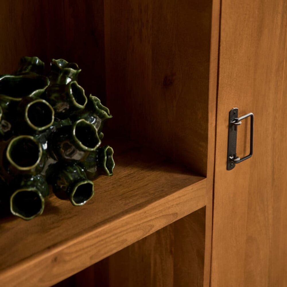 Elegant houten kast met deur en metalen handvat, perfect voor stijlvolle woonruimtes.