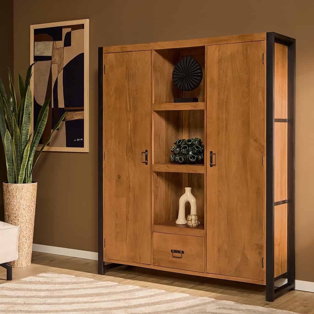 Houten meubel met zwart metalen frame, opbergkast met decoratieve accessoires, modern design voor stijlvolle woonkamer inrichting.