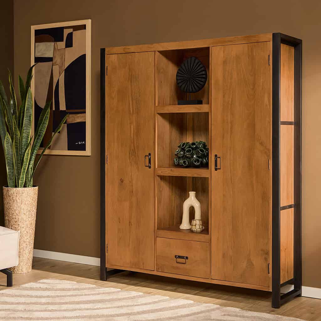 Houten meubel met zwart metalen frame, opbergkast met decoratieve accessoires, modern design voor stijlvolle woonkamer inrichting.
