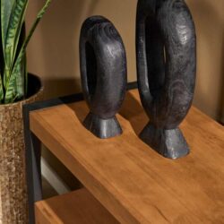 Robuuste zwarte houten sculpturen op een elegant houten sideboard, modern interieur accent, stijlvolle houten decoratie, kunstzinnig meubelstuk, uniek design.