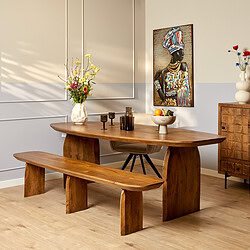 Eetkamer met leefstijltafel in massief hout, houten bank en moderne decoratie, stijlvolle woonruimte met Zeeuws meubelontwerp en natuurlijke materialen.