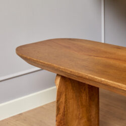Eenvoudig en tijdloos houten bijzettafel gemaakt van massief hout met een warme uitstraling, perfect voor modern en landelijke interieurs.