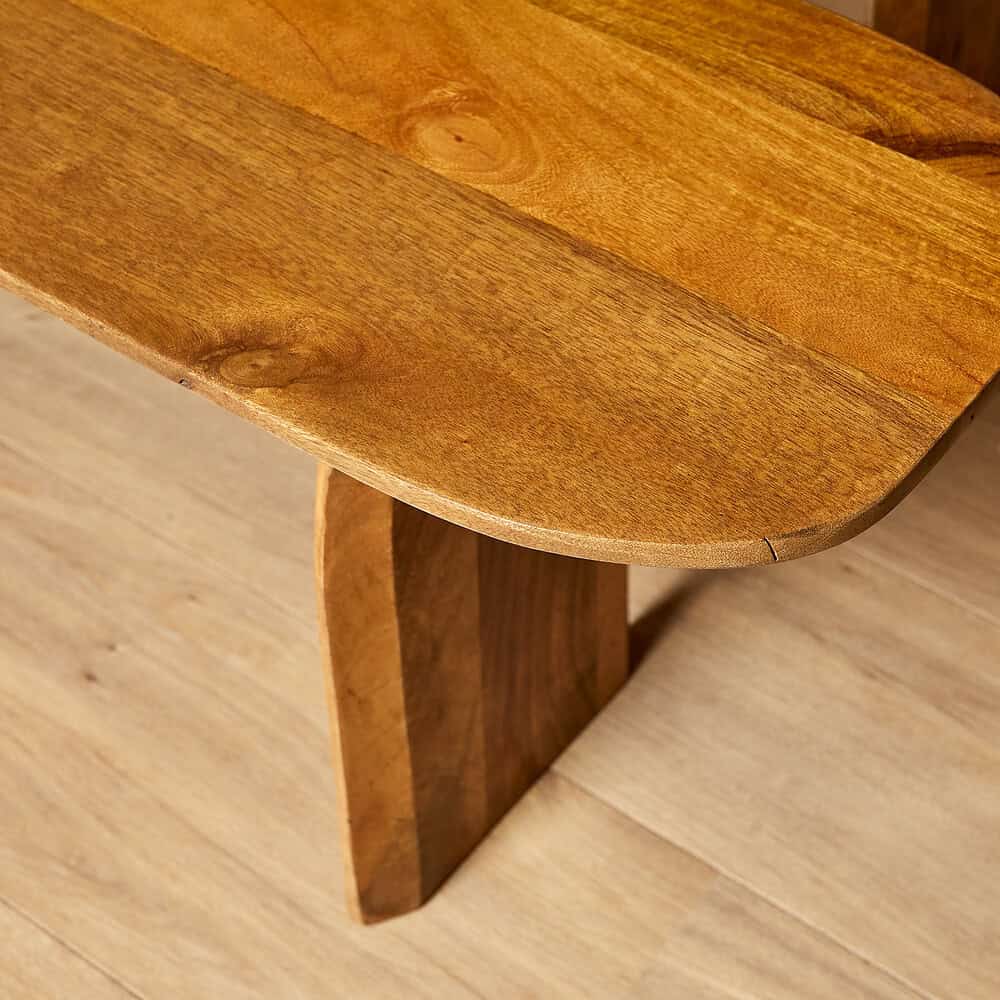 Massief houten tafel met natuurlijke afwerking, elegant design en robuuste constructie voor duurzaam gebruik. Perfect voor een warme uitstraling in elk interieur.