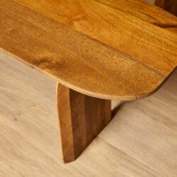 Houten tafel met massief eiken blad en rustieke afwerking, ideaal voor landelijke en moderne interieurs.