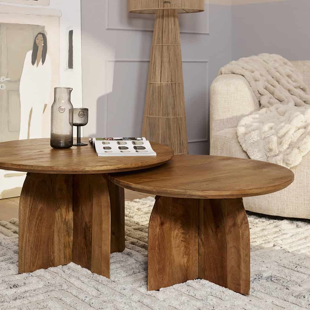 Handgemaakte houten salontafel set, modern eetkamertafel van massief hout, natuurlijke houtafwerking, gezellig wooninterieur met warme houten meubels, Mokana Meubelen productfoto.
