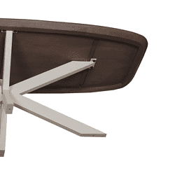 Hoogwaardige houten tafel met witte metalen onderstel geschikt voor uiteenlopende interieurstijlen en activiteiten.