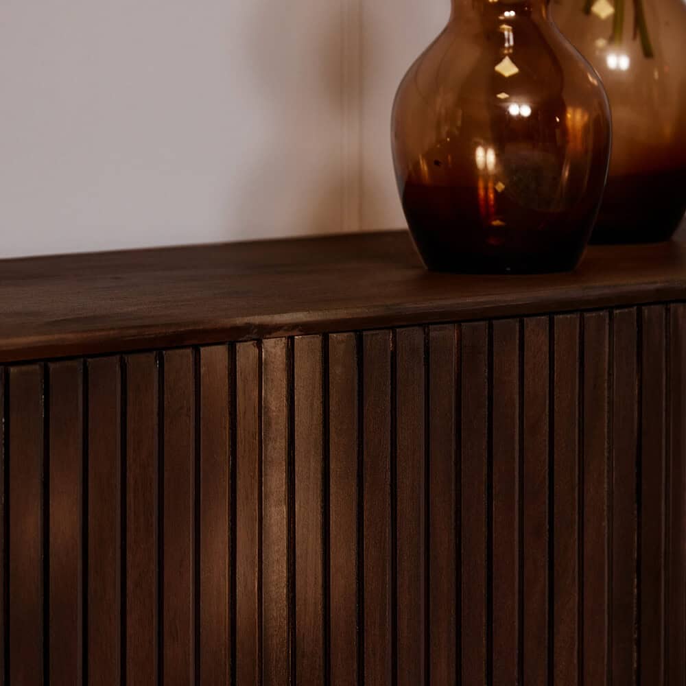 Design houten dressoir met verticale lamellen voor een eigentijdse interieurstijl. Perfect voor een warme en gezellige sfeer in woonkamer of hal.