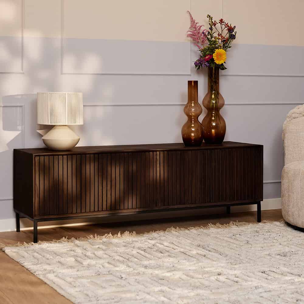 Vintage houten buffetkast met houten lamellen design, stijlvolle woonmeubel voor woonkamer of hal, handgemaakt bij Mokana Meubelen.