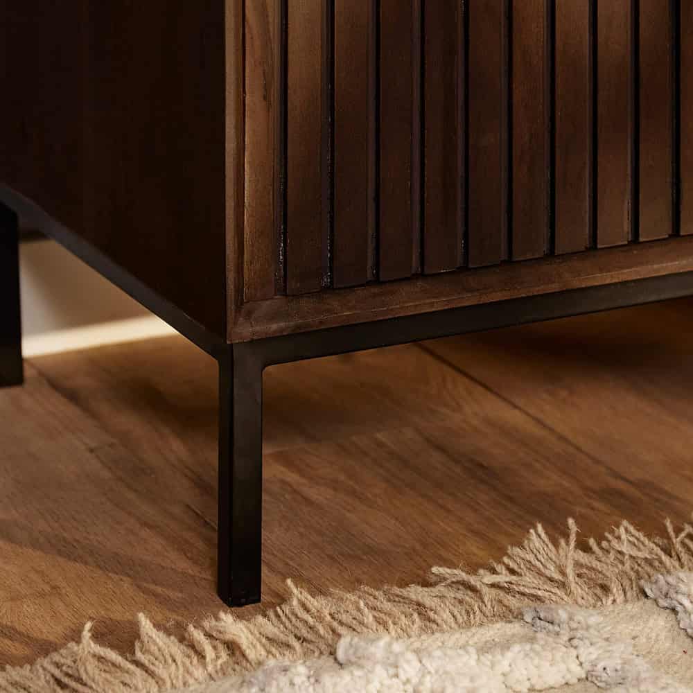 Elegante houten dressoir met zwart metalen poten, modern design en warme houtafwerking voor een stijlvolle woonkamer.