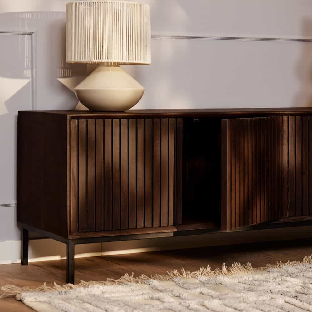 Hoogglans eiken houten dressoir met schuiflades en open vak, stijlvolle landelijke woonkamermeubel, uniek design door Mokana Meubelen.