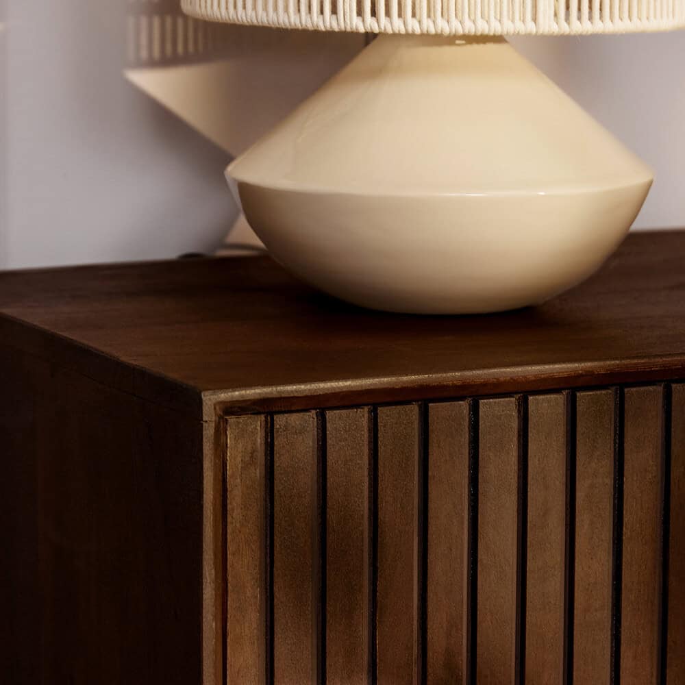 Massief houten eettafel met gemakkelijke reiniging, perfect voor diverse interieurstijlen, met een warme uitstraling en duurzame kwaliteit.