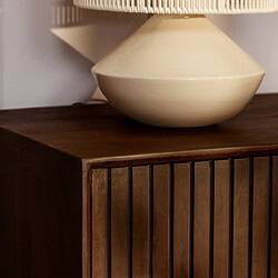 Massief houten eettafel met gemakkelijke reiniging, perfect voor diverse interieurstijlen, met een warme uitstraling en duurzame kwaliteit.