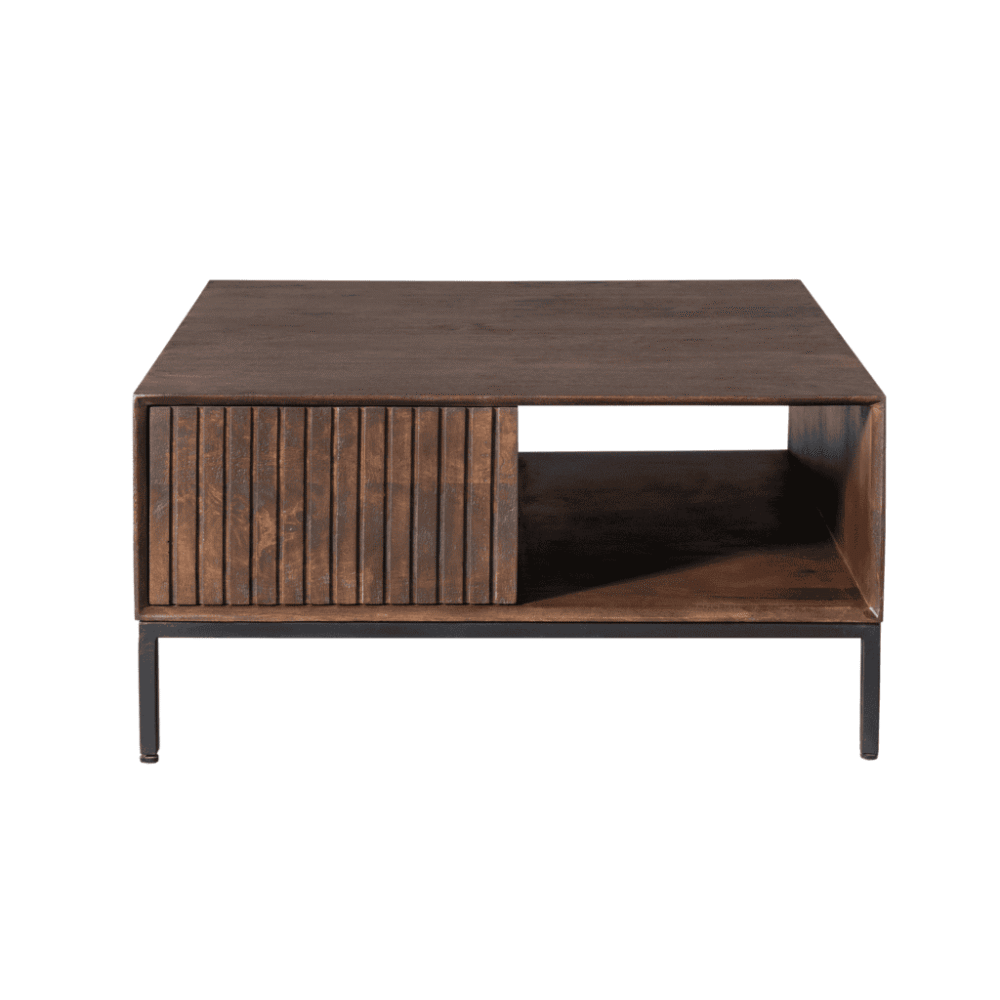 Natuurlijke houten salontafel met strakke metalen poten voor moderne woonkamer inrichting.