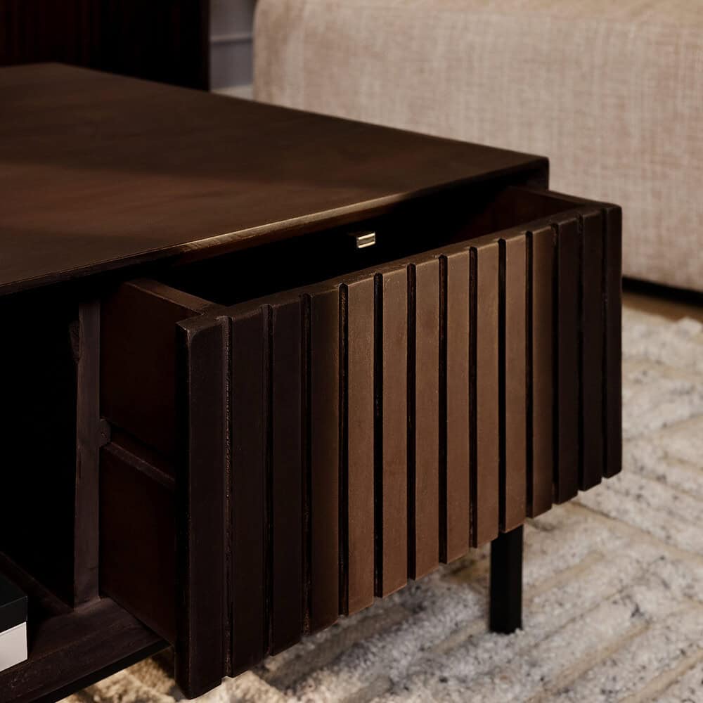 Elegant donkerhouten ladekast met verticale latten voor een moderne en sfeervolle uitstraling. Perfect als slaap-, woonkamer- of kantoormeubel. Handgemaakt en scheef gesneden voor een uniek design.