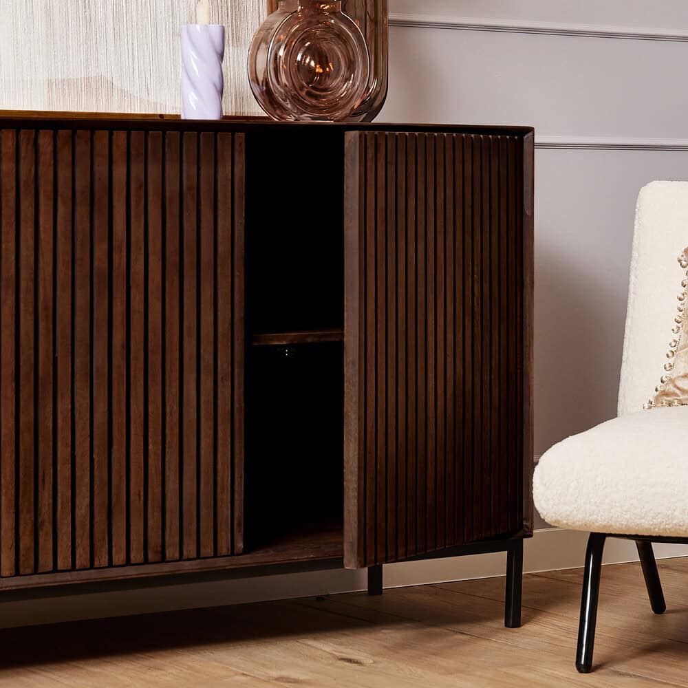 Elegante houten dressoir met verticale latten, modern design en hoogwaardige afwerking voor een luxe interieur.