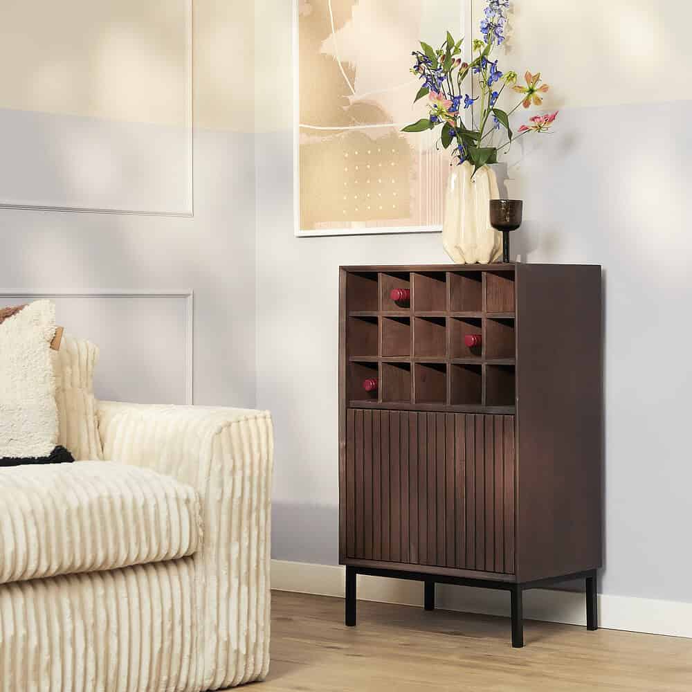 Elegant houten wijnkast met opbergruimte en decoratieve vakken, perfect voor het opbergen van wijnflessen en glazen in een moderne woonkamer.