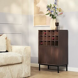 Elegant houten wijnkast met opbergruimte en decoratieve vakken, perfect voor het opbergen van wijnflessen en glazen in een moderne woonkamer.