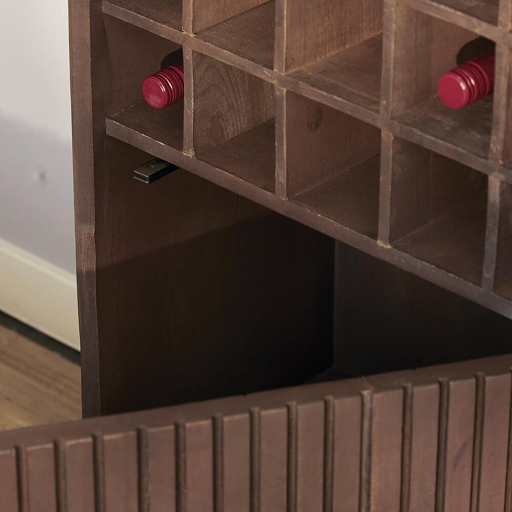 Houten wijnkast met horizontale latten en rijg vakken voor wijnflessen, geschikt voor een stijlvolle wijnopslag in elke woonruimte.