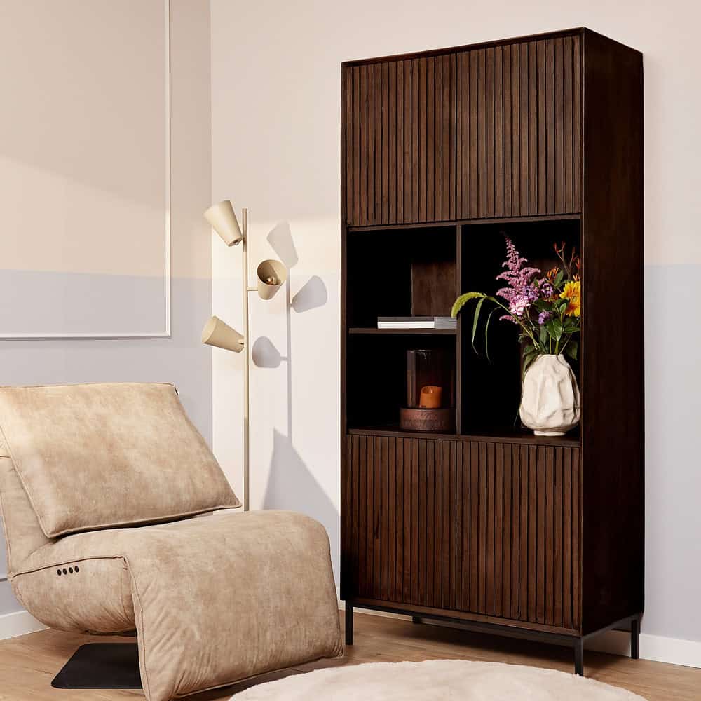 Hoogwaardige houten boekenkast met slanke, verticale groeven en open vakken, perfect voor stijlvolle woonaccessoires en boeken - Mokana Meubelen design.