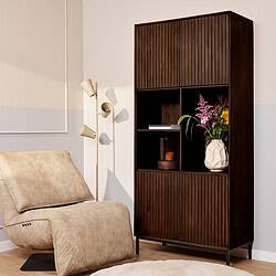 Hoogwaardige houten boekenkast met slanke, verticale groeven en open vakken, perfect voor stijlvolle woonaccessoires en boeken - Mokana Meubelen design.