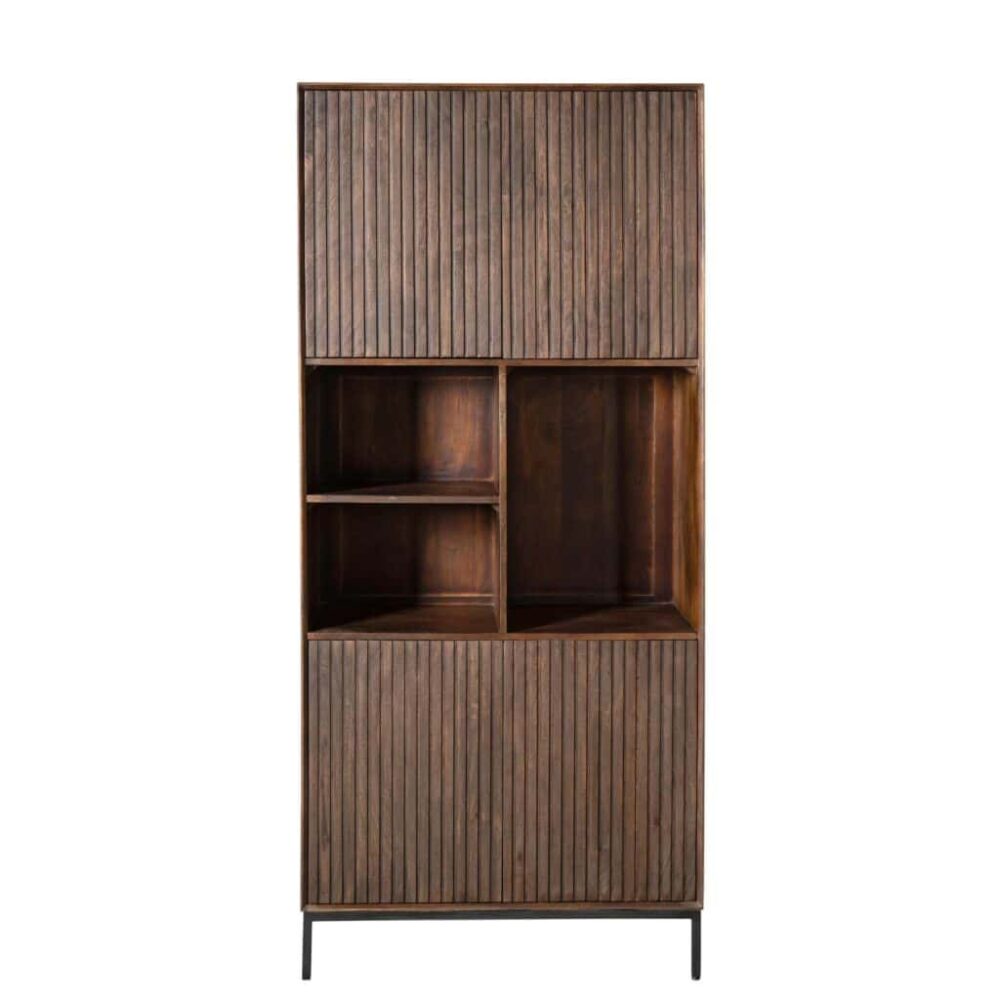 Massief houten kast met slatted deuren en open vakken, tijdloos design, perfect voor een moderne woonkamer of eetkamer, vervaardigd door Mokana Meubelen.