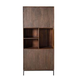 Massief houten kast met slatted deuren en open vakken, tijdloos design, perfect voor een moderne woonkamer of eetkamer, vervaardigd door Mokana Meubelen.