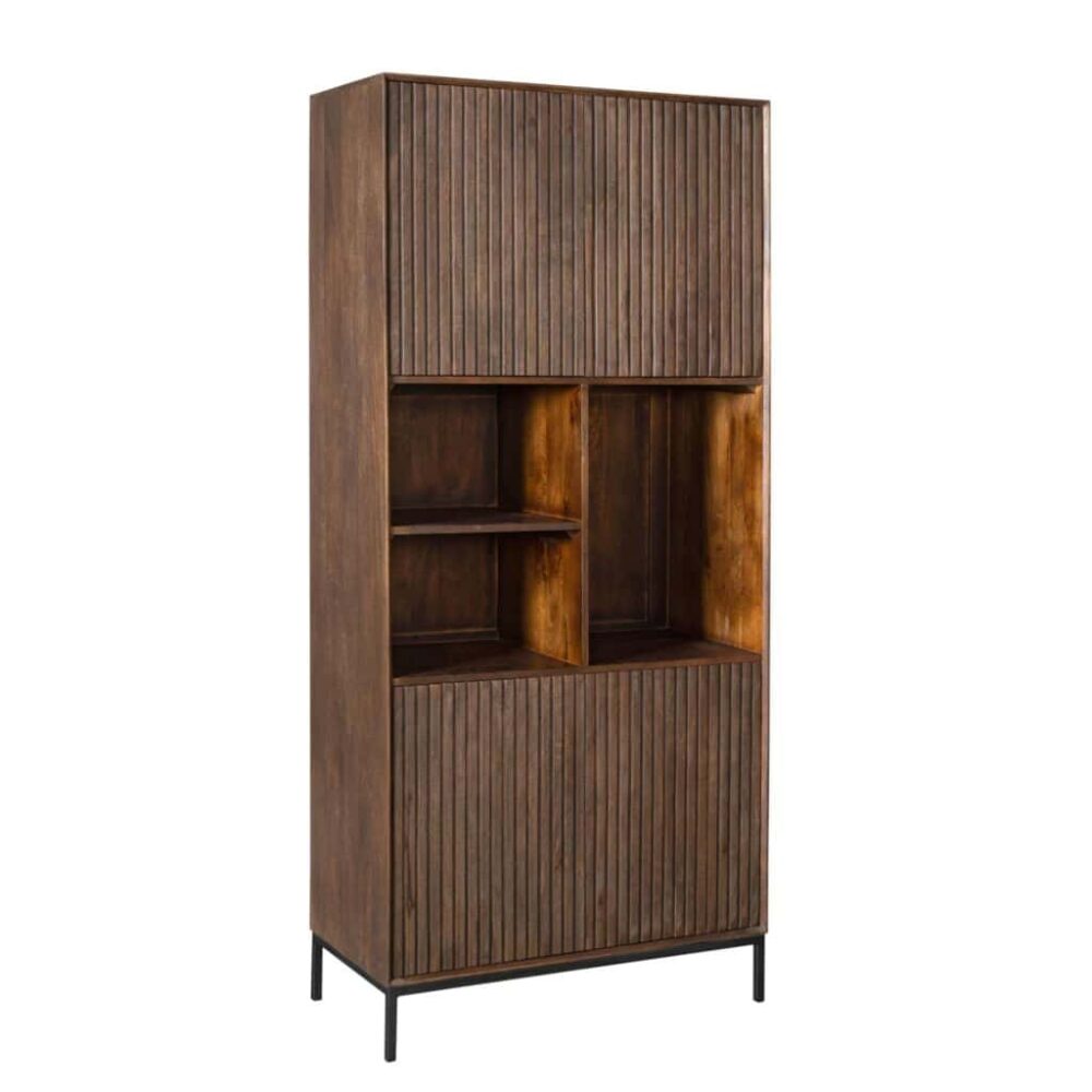 Elegante houten boekenkast met slanke verticale lamellen voor een moderne uitstraling, perfect voor een stijlvolle woonkamer of kantoor.