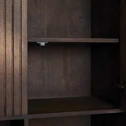 Luxe houten kast met verborgen opbergruimtes en vakken, perfect voor stijlvolle en functionele woon- of kantoormeubelen in eikenhout.