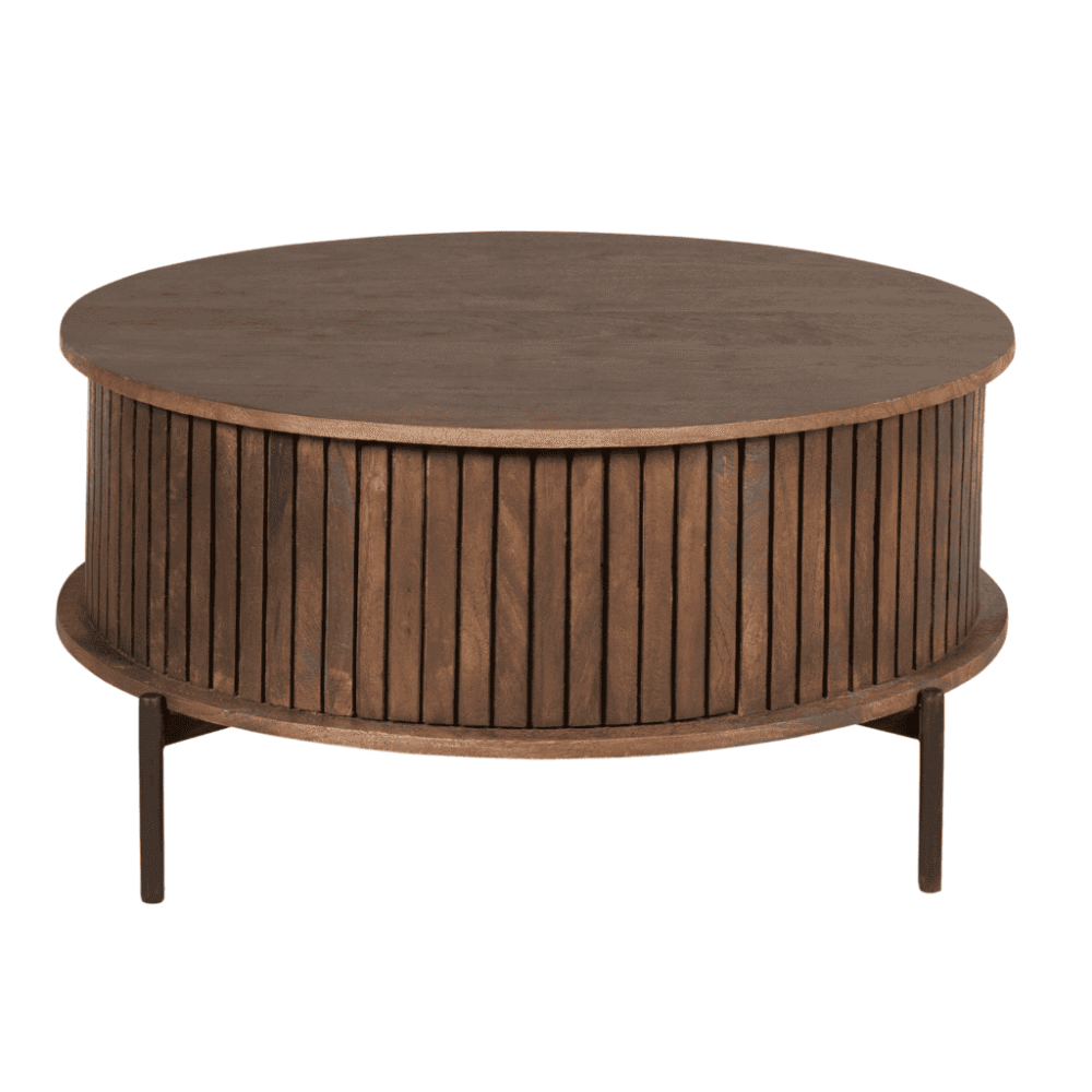 Klassieke ronde salontafel van hout met verticale latten en metalen poten, perfect voor moderne woonkamers en interieurdesign, vervaardigd door Mokana Meubelen.