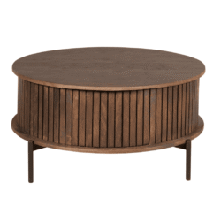 Klassieke ronde salontafel van hout met verticale latten en metalen poten, perfect voor moderne woonkamers en interieurdesign, vervaardigd door Mokana Meubelen.