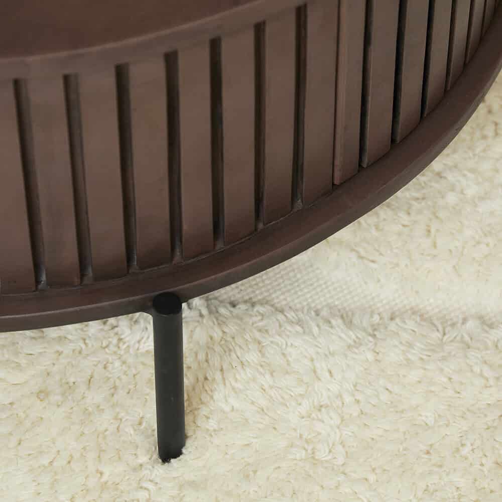 Elegante houten ronde salontafel met verticale latten en zwart metalen poten, perfect voor moderne woonkamerinrichting.
