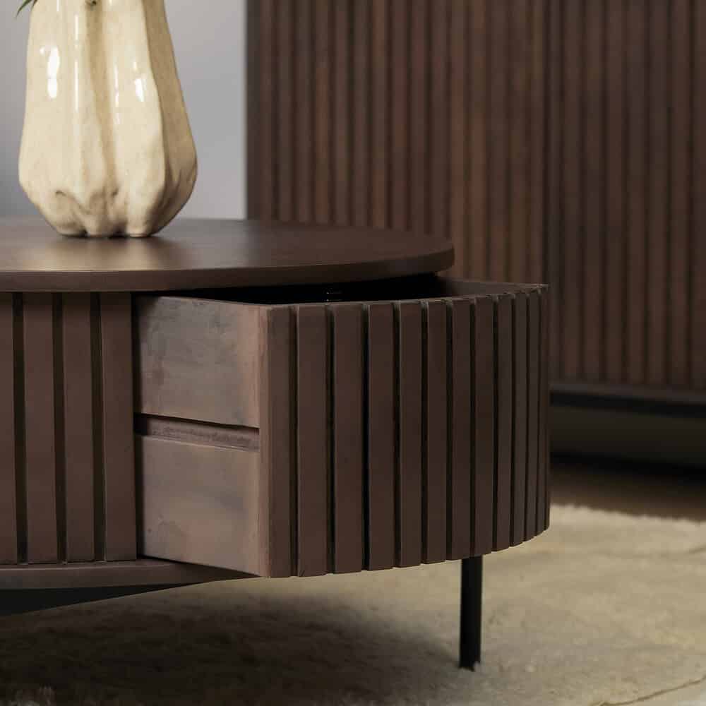 Zwarte houten salontafel met verticale latten en lade, modern meubelontwerp, eyecatcher in de woonkamer, Mokana Meubelen.