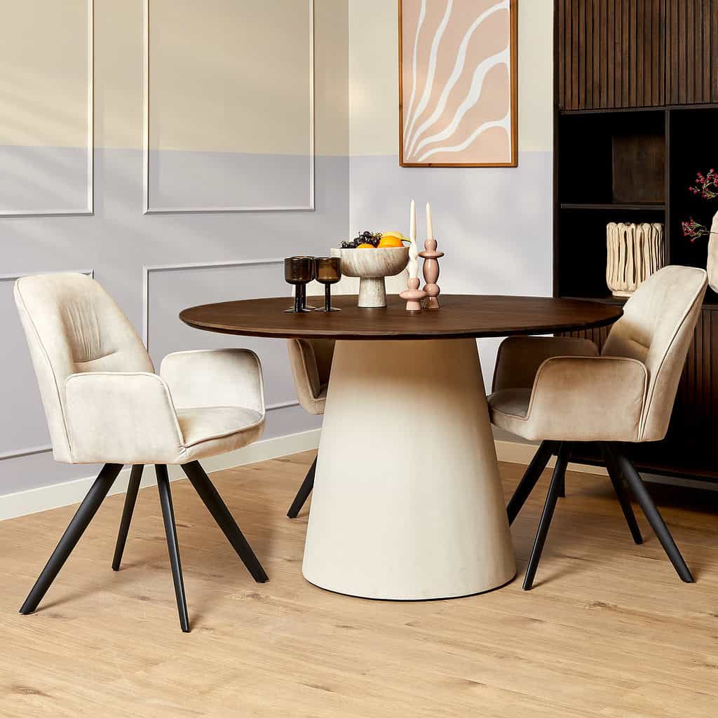 Elegant eettafel set met beige gestoffeerde stoelen en een ronde eettafel met een donker houten blad, perfect voor modern interieur en maatwerk meubels.