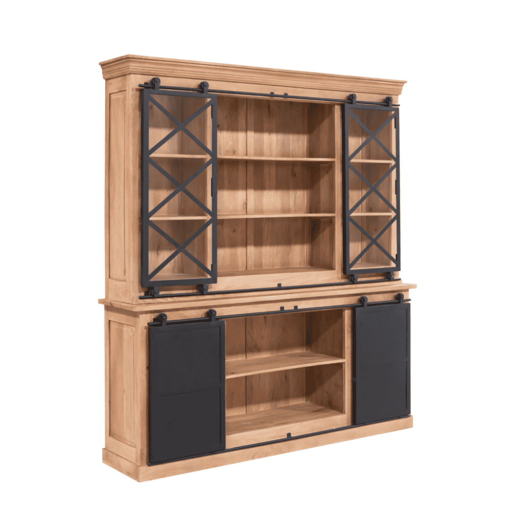 Houten woonkamerkast met zwarte schuifdeuren en rails, landelijk design, op maat gemaakt, boekenkast, opbergmeubel, modern landelijke stijl, sfeervol interieur, op maat gemaakte meubelen, rustiek houten kast, landelijke houten meubelen.