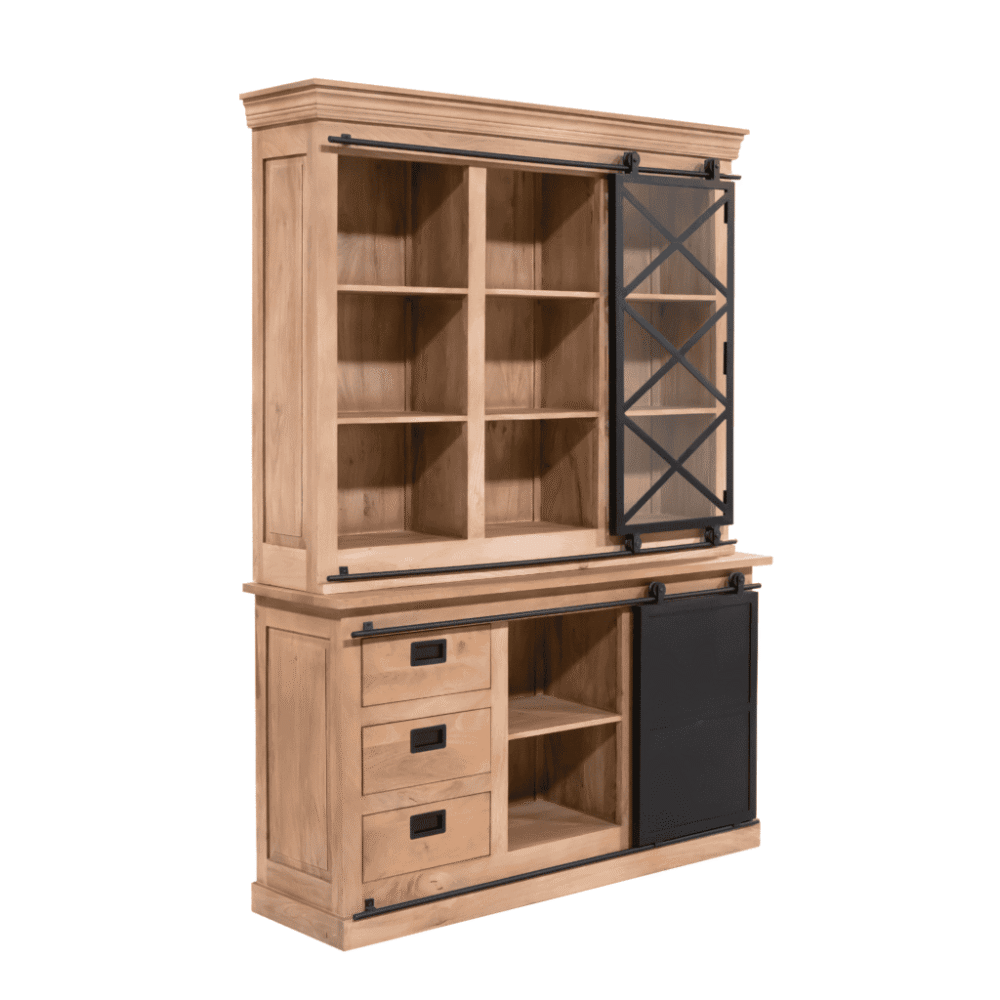 Robuuste houten buffetkast met industriële zwart stalen details en schuifdeuren, perfect voor een landelijke of moderne eethoek.