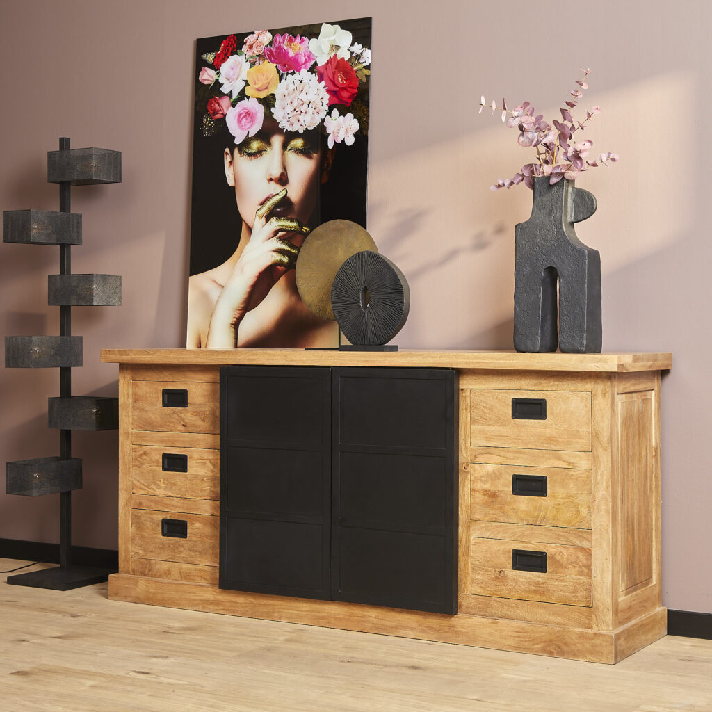 Elegante houten dressoir met zwarte details, perfect voor modern interieur, met decoratie en bloemen voor een stijlvol woonkamer of eetkamer.